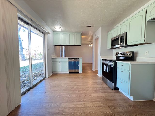 623 Bentwood Drive, Lewisville, TX 75067