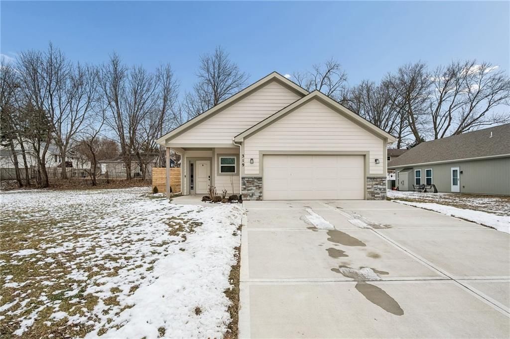 319 E Meadow Street, Smithville, MO 64089