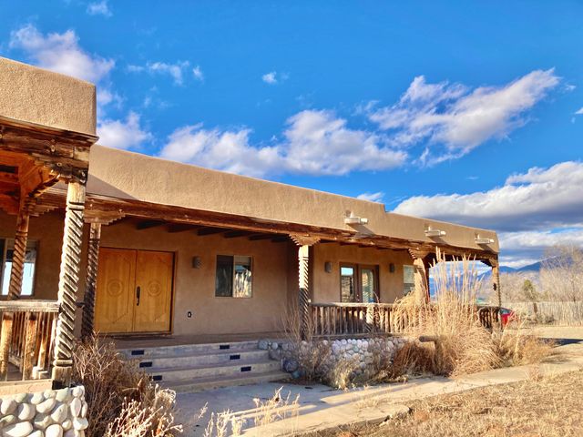 493 Calle Palomita Court, Taos, NM 87571