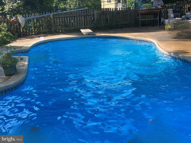 1704 FORSYTHIA LN, Baltimore, MD 21227