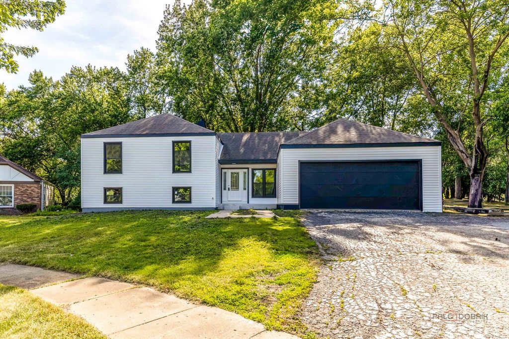 1482 Pebblestone Cove, Wheaton, IL 60189