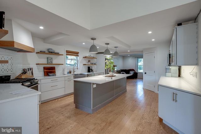 306 HIGH ST, Moorestown, NJ 08057