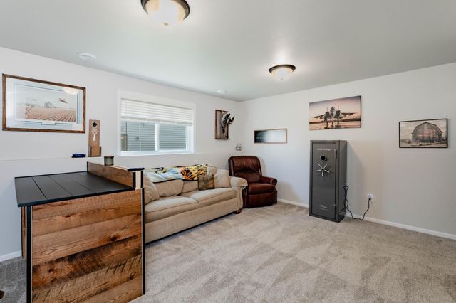 1240 Rachel Drive W, West Fargo, ND 58078