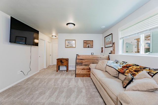 1240 Rachel Drive W, West Fargo, ND 58078