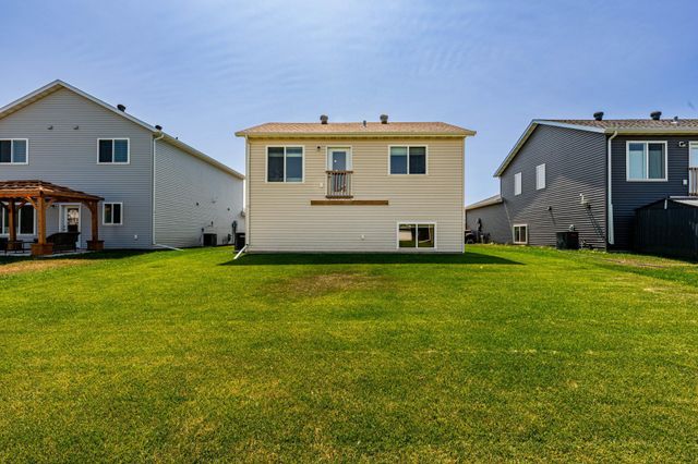 1240 Rachel Drive W, West Fargo, ND 58078