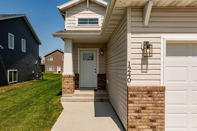 1240 Rachel Drive W, West Fargo, ND 58078