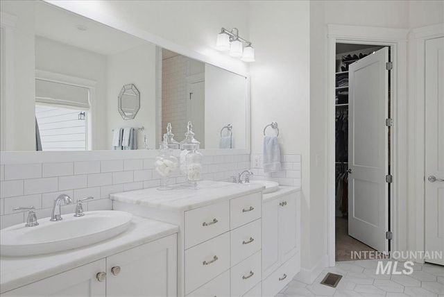 939 S Lake Pointe Way, Eagle, ID 83616