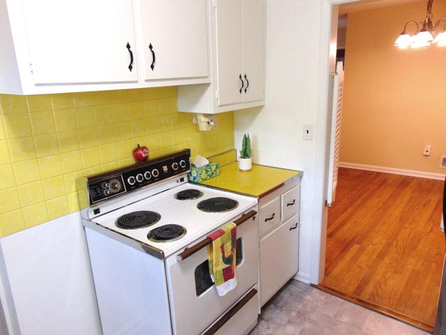 16 VARMAR DR, New Castle, DE 19720