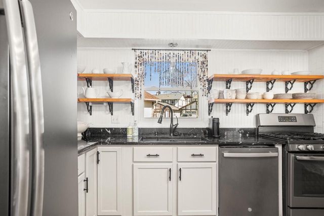 5335 S Sutton PLACE, Greenfield, WI 53221