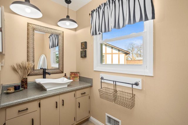 5335 S Sutton PLACE, Greenfield, WI 53221