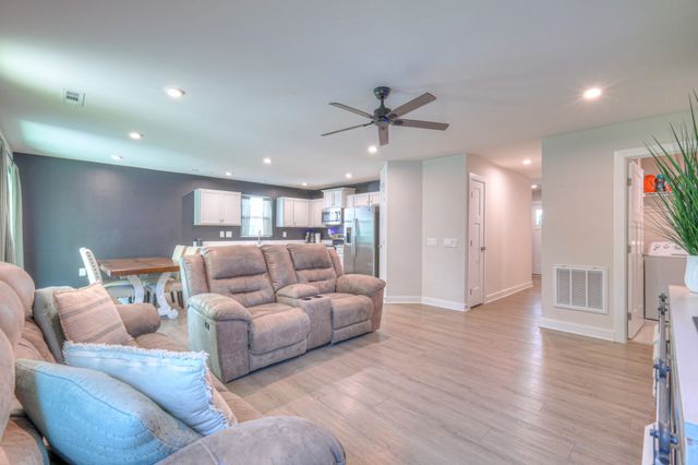 525 Streamview Dr, White House, TN 37188