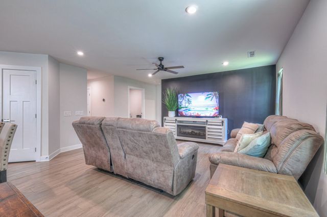 525 Streamview Dr, White House, TN 37188