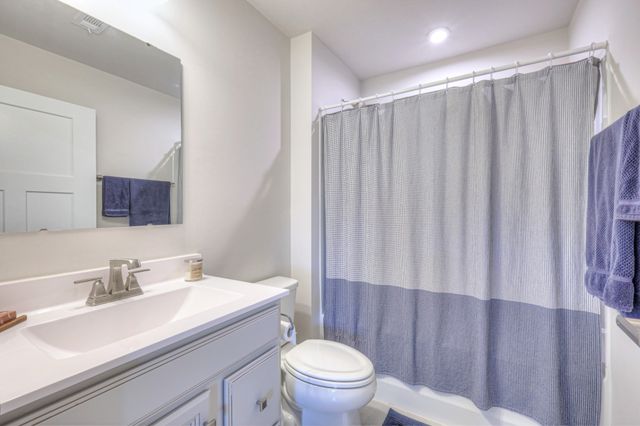 525 Streamview Dr, White House, TN 37188