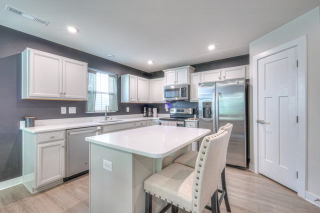 525 Streamview Dr, White House, TN 37188