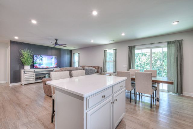 525 Streamview Dr, White House, TN 37188