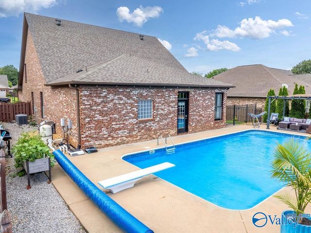 2905 Old Barn Circle, Owens Cross Roads, AL 35763