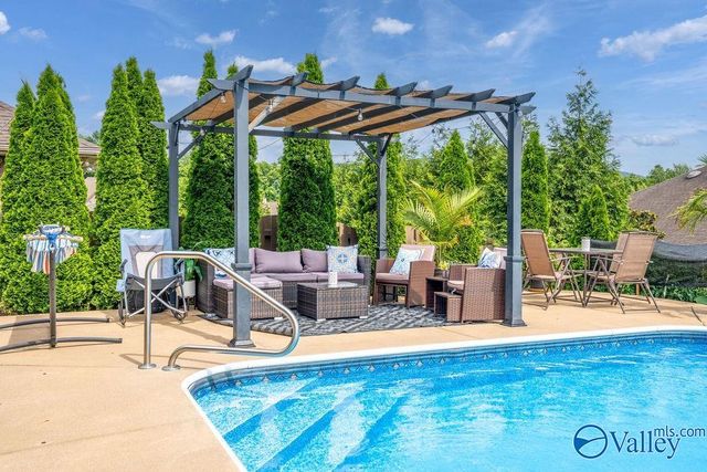 2905 Old Barn Circle, Owens Cross Roads, AL 35763