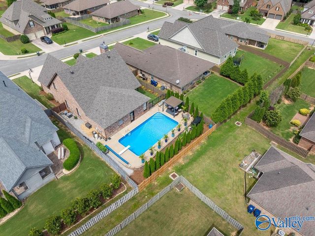2905 Old Barn Circle, Owens Cross Roads, AL 35763