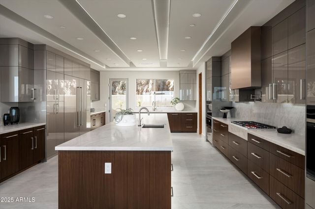 6800 N 39TH Place, Paradise Valley, AZ 85253