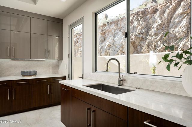 6800 N 39TH Place, Paradise Valley, AZ 85253