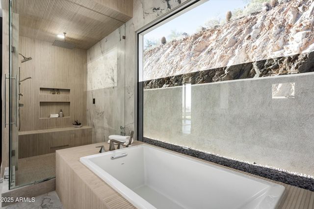 6800 N 39TH Place, Paradise Valley, AZ 85253