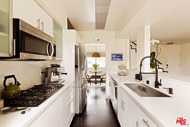 8525 Ridpath Drive, Los Angeles, CA 90046