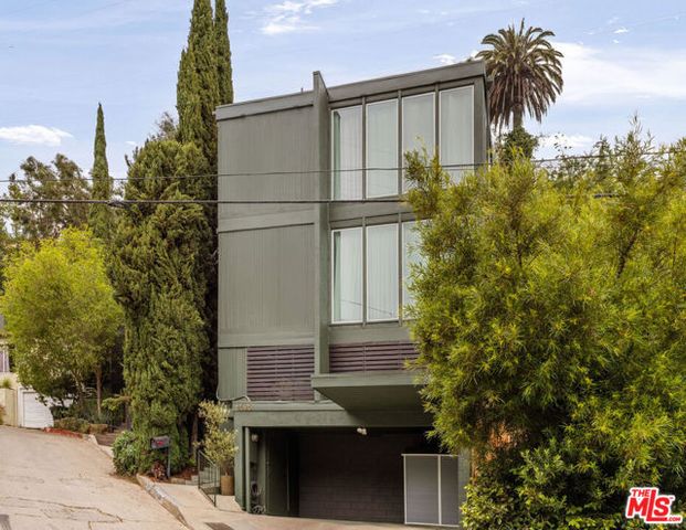 8525 Ridpath Drive, Los Angeles, CA 90046