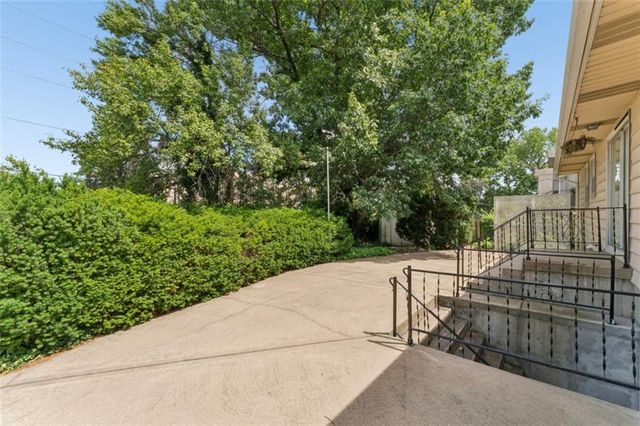 5801 Floyd Street, Overland Park, KS 66202