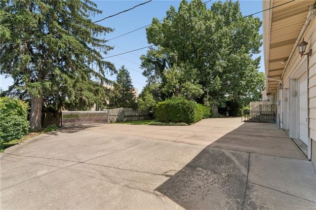 5801 Floyd Street, Overland Park, KS 66202