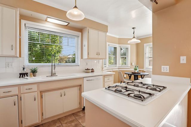 2200 2nd Ave, Sacramento, CA 95818