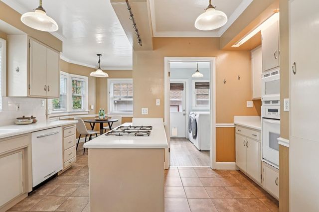 2200 2nd Ave, Sacramento, CA 95818