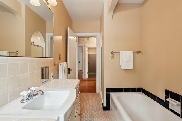 2200 2nd Ave, Sacramento, CA 95818