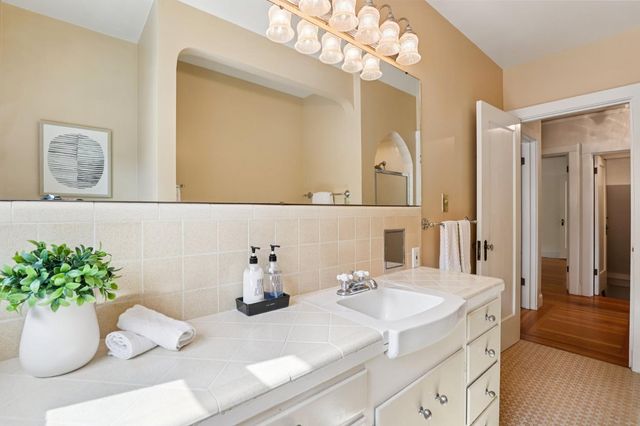 2200 2nd Ave, Sacramento, CA 95818