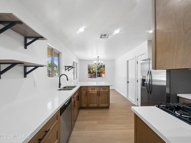 1387 W Calle Rio Lobo, Tucson, AZ 85714