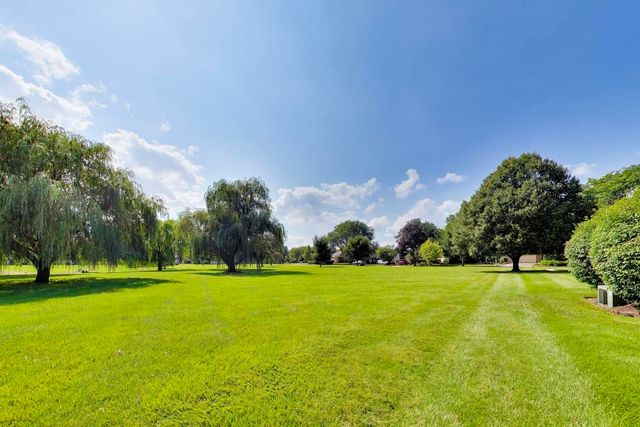 758 Moore Drive 758, Elk Grove Village, IL 60007