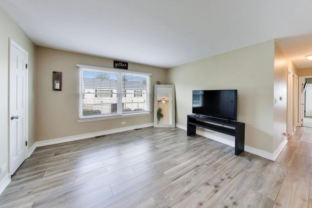 758 Moore Drive 758, Elk Grove Village, IL 60007