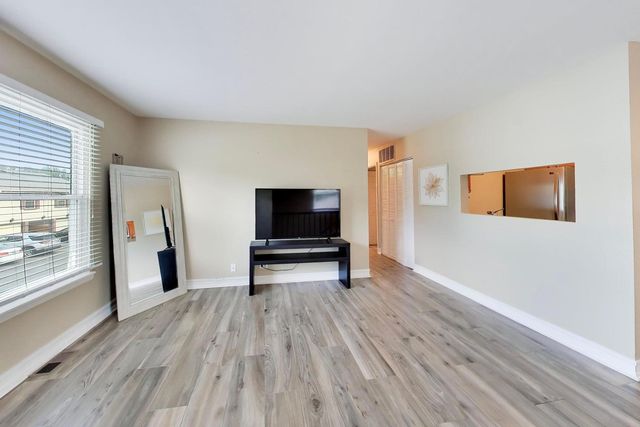 758 Moore Drive 758, Elk Grove Village, IL 60007