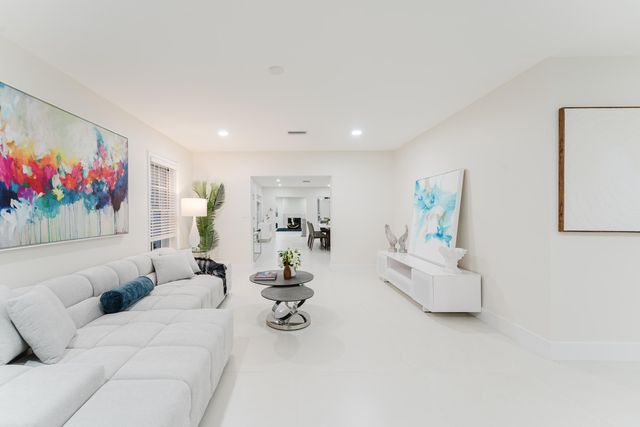 3199 NE 6th Drive, Boca Raton, FL 33431