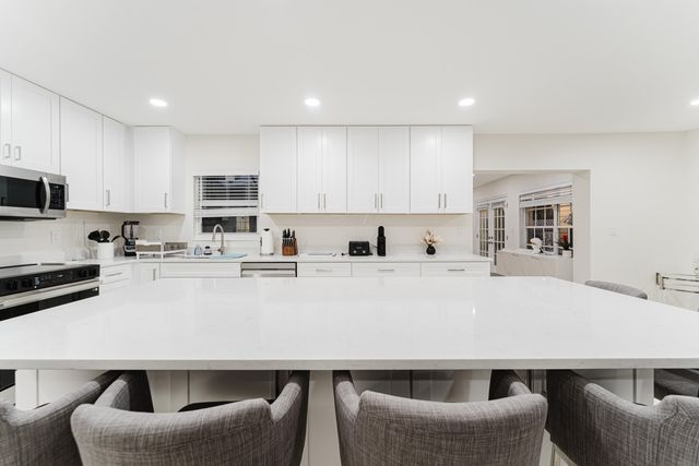 3199 NE 6th Drive, Boca Raton, FL 33431