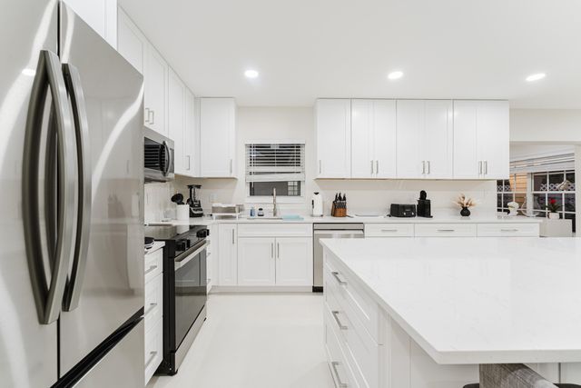 3199 NE 6th Drive, Boca Raton, FL 33431