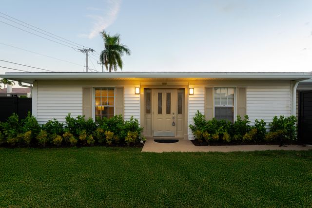 3199 NE 6th Drive, Boca Raton, FL 33431