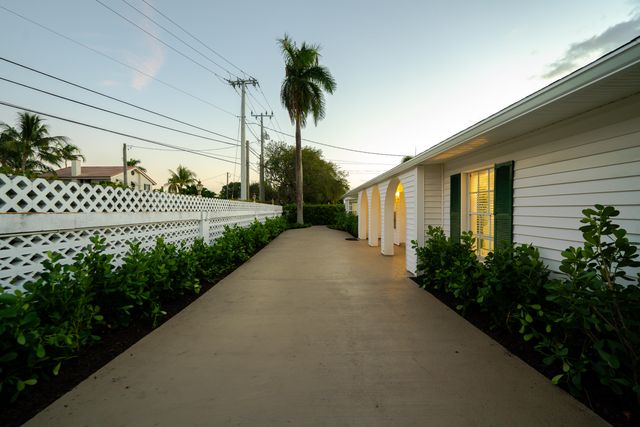 3199 NE 6th Drive, Boca Raton, FL 33431