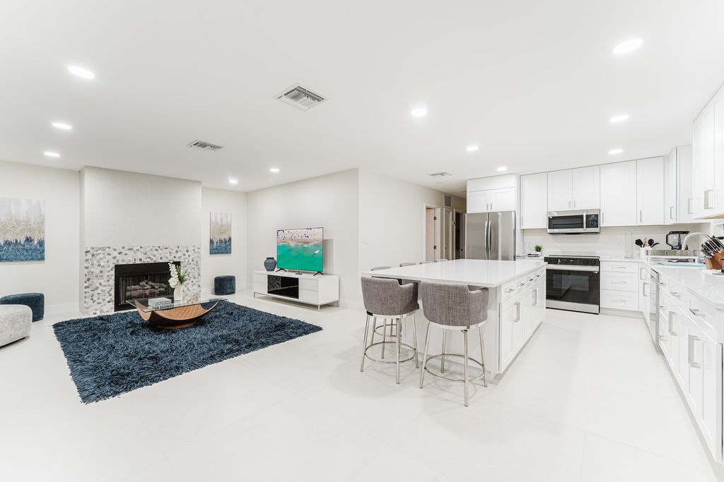 3199 NE 6th Drive, Boca Raton, FL 33431