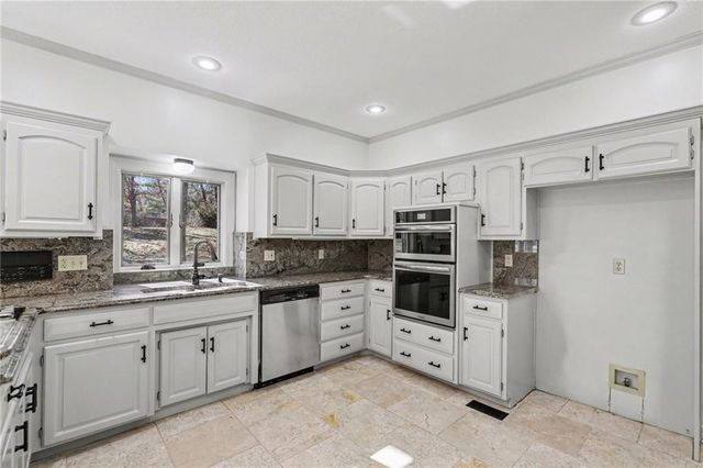 1130 NW Arrowhead Trail, Blue Springs, MO 64015