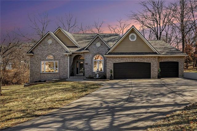 1130 NW Arrowhead Trail, Blue Springs, MO 64015