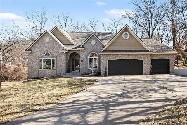 1130 NW Arrowhead Trail, Blue Springs, MO 64015