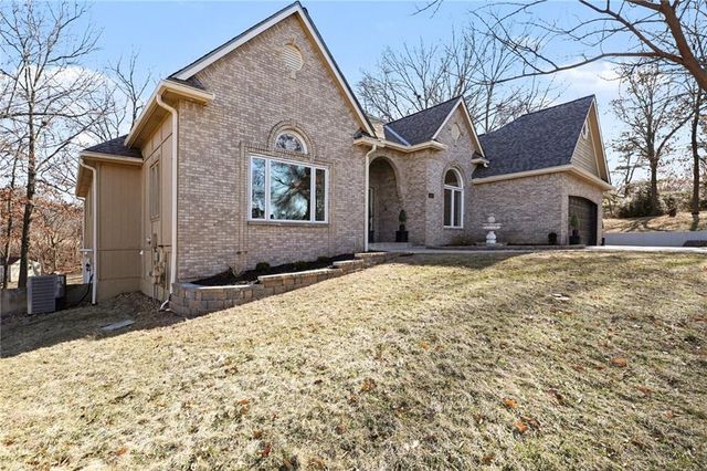 1130 NW Arrowhead Trail, Blue Springs, MO 64015