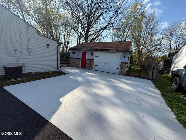 5927 Greenacre Road, Toledo, OH 43615