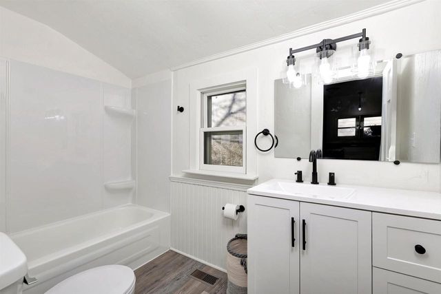 236 W SOUTH PARK AVENUE, Oshkosh, WI 54902