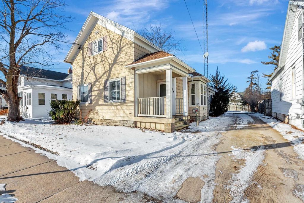 236 W SOUTH PARK AVENUE, Oshkosh, WI 54902